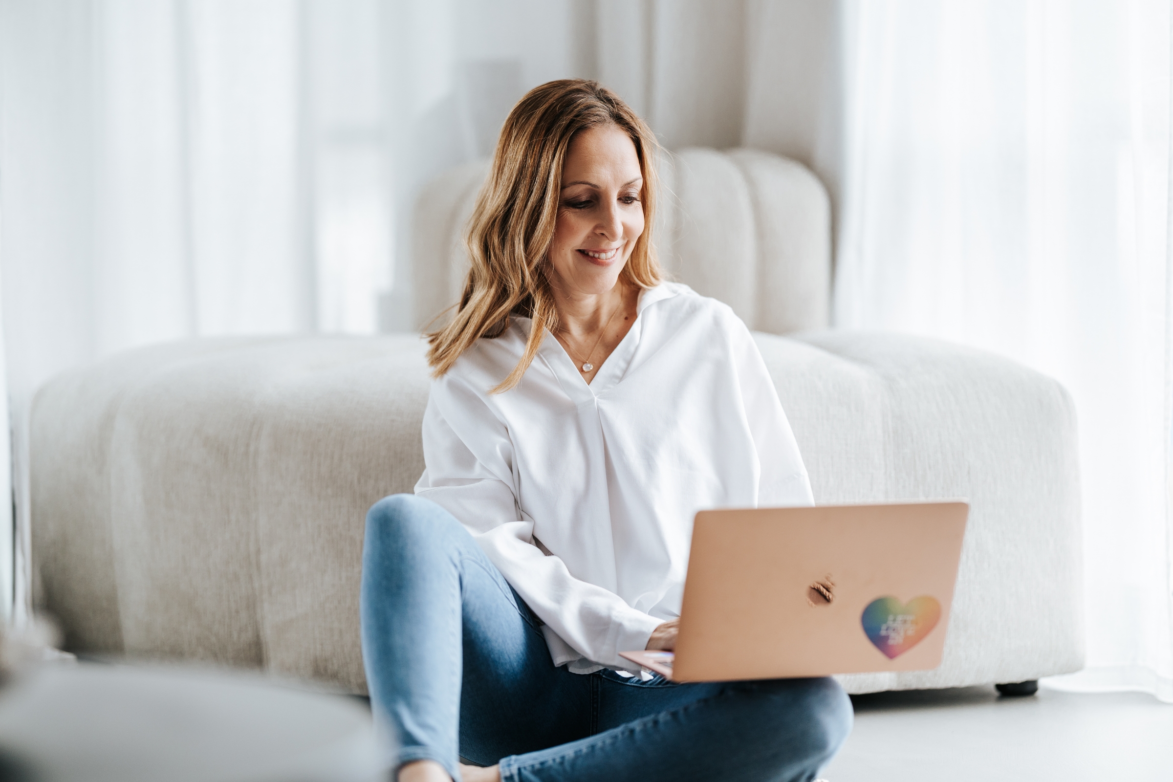 businesswoman-laptop-home portrait