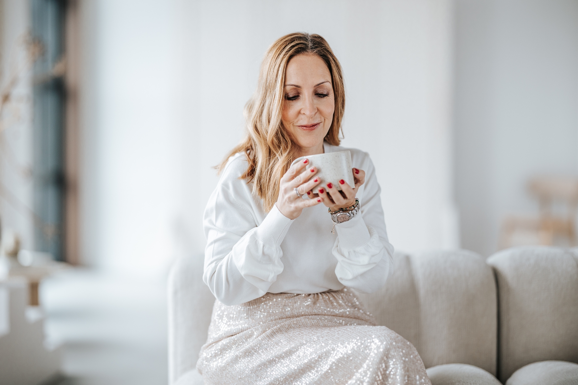 elegant-woman-drinking-coffee