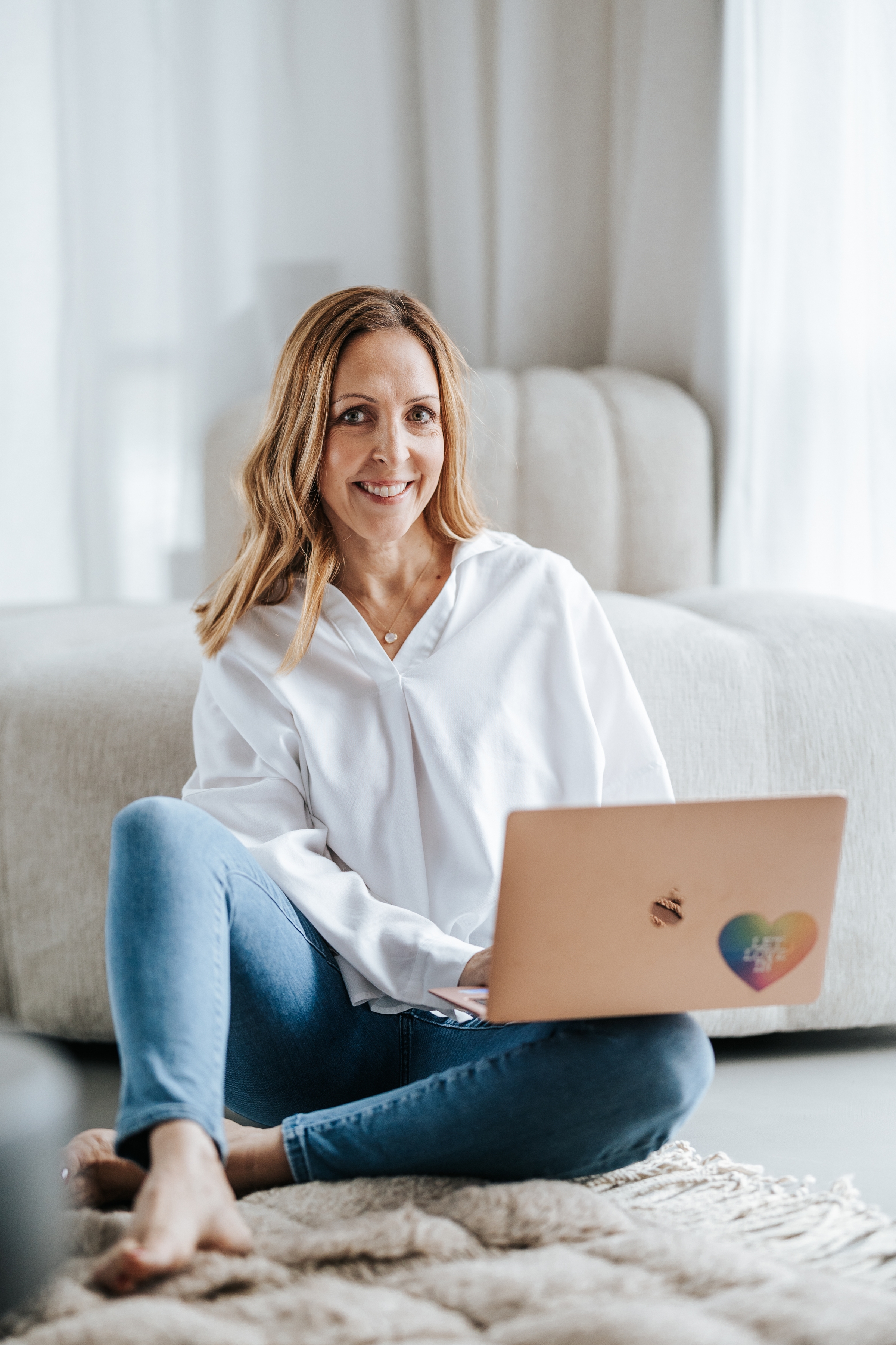 businesswoman-laptop-home portrait