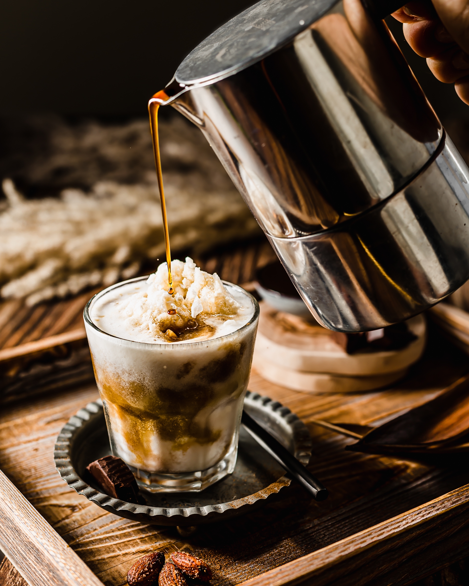 09a iced coffee pour shot