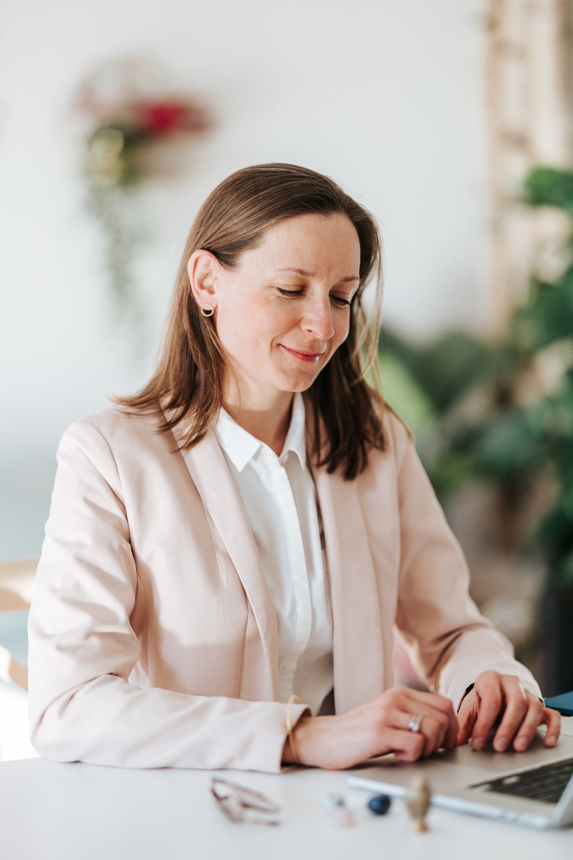 woman-working-laptop
