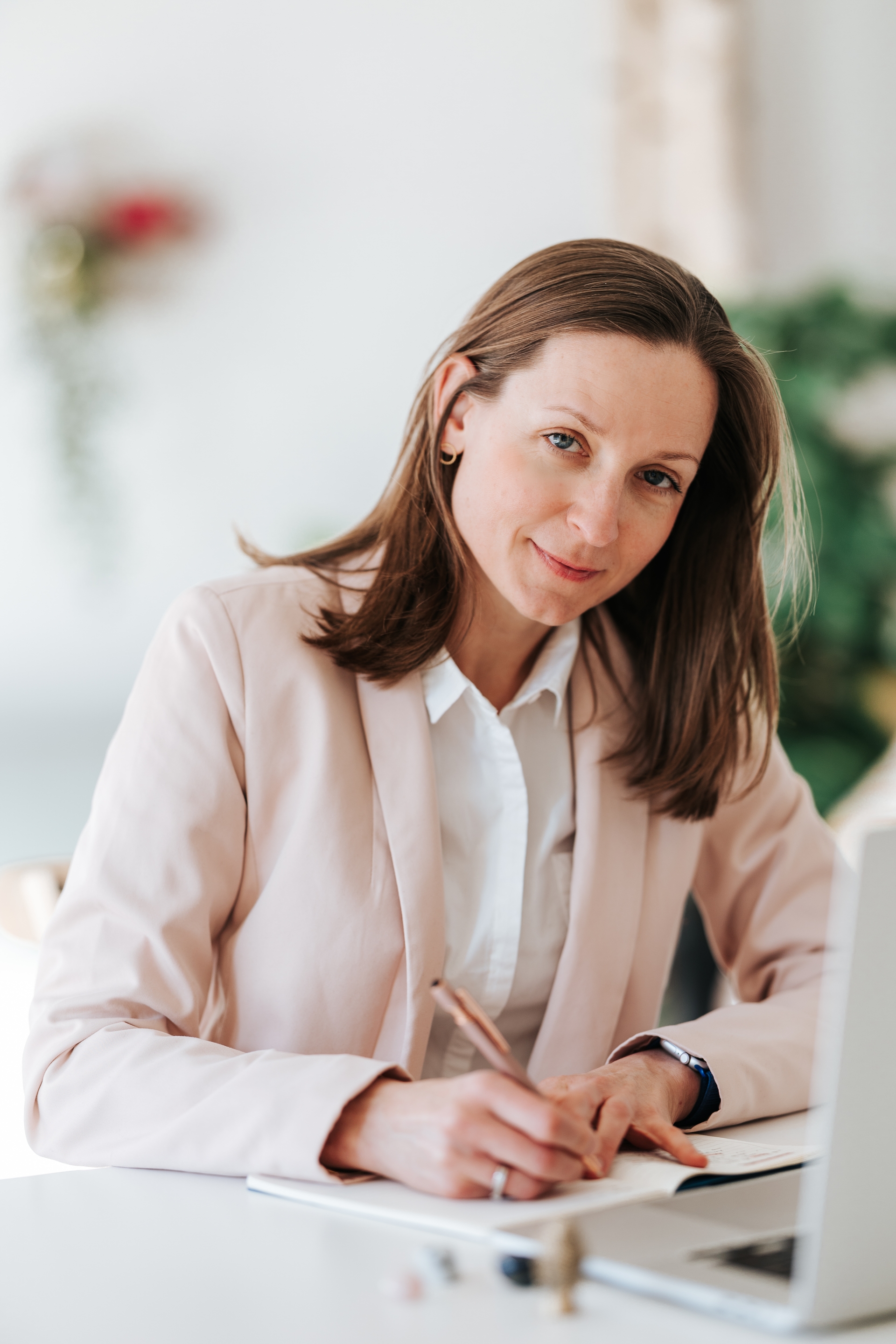 woman-smiling-laptop