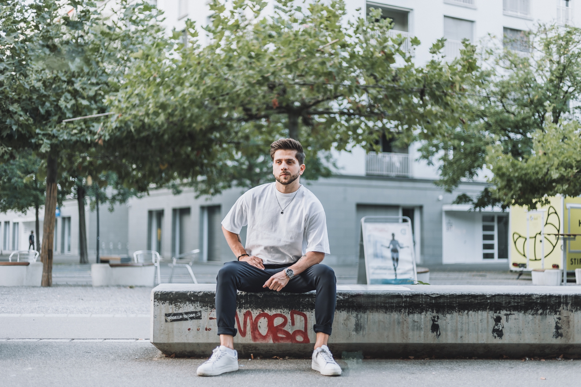 mann sitzt viadukt