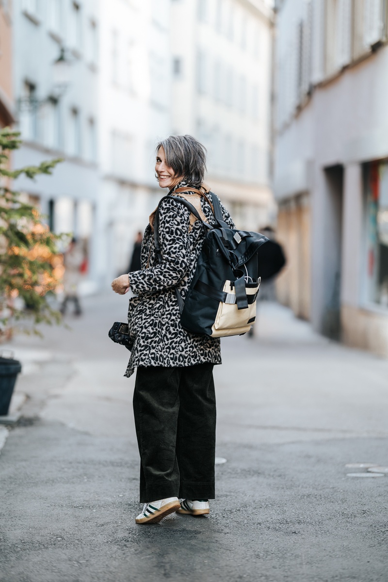 Fotografin läuft mit Kamera - Branding Zürich