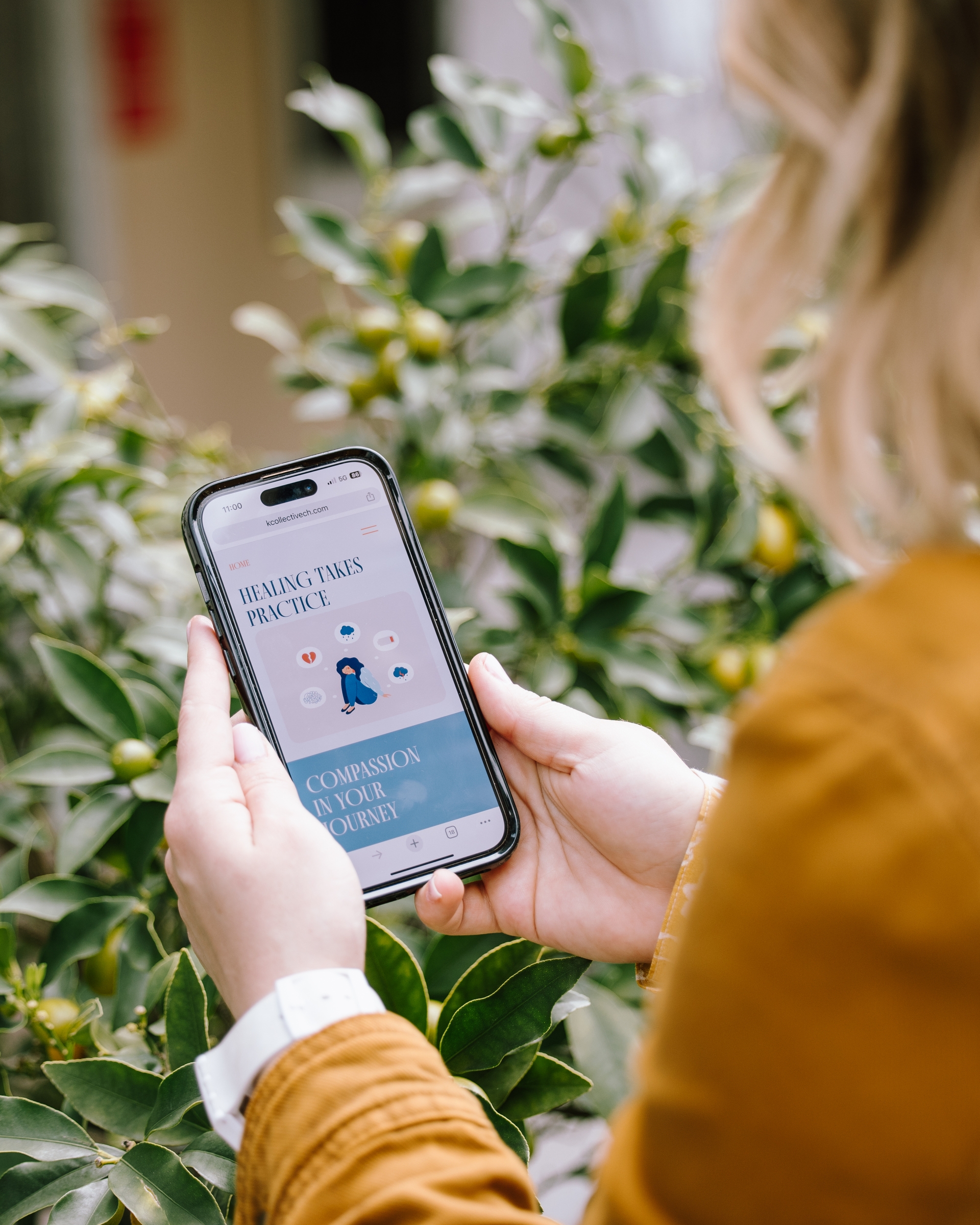 woman-smartphone-app