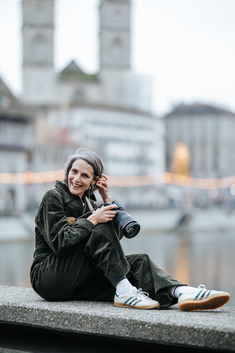 Fotografin sitzt im Café in Zürich