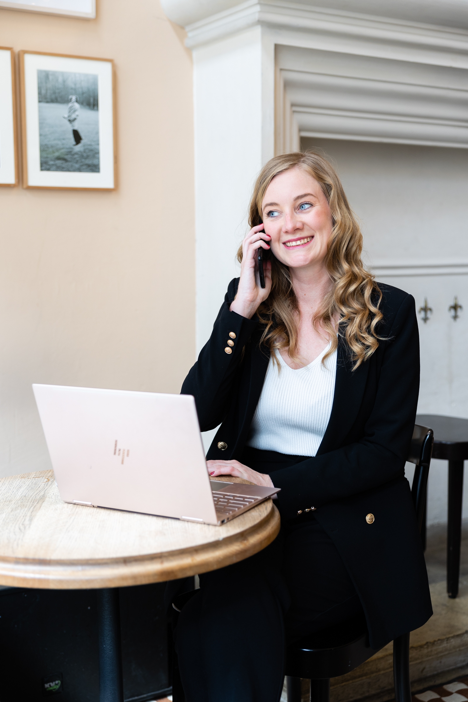 frau-am-telefon