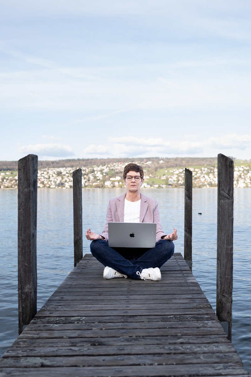 frau mit laptop