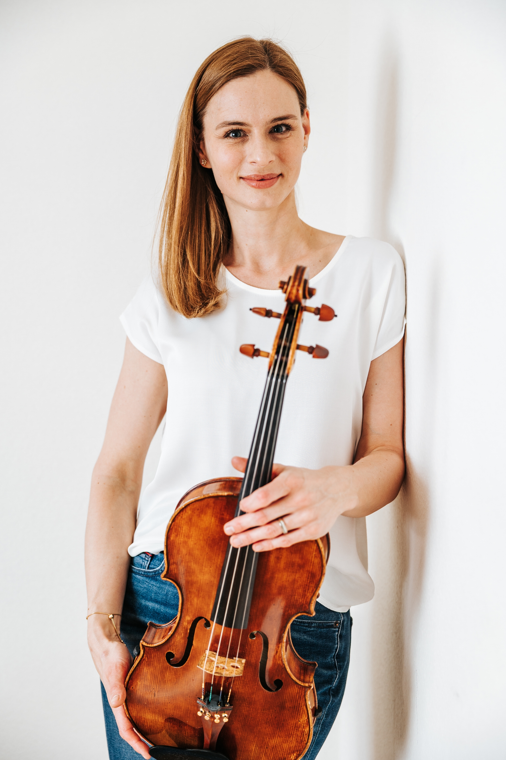 violin-player-female