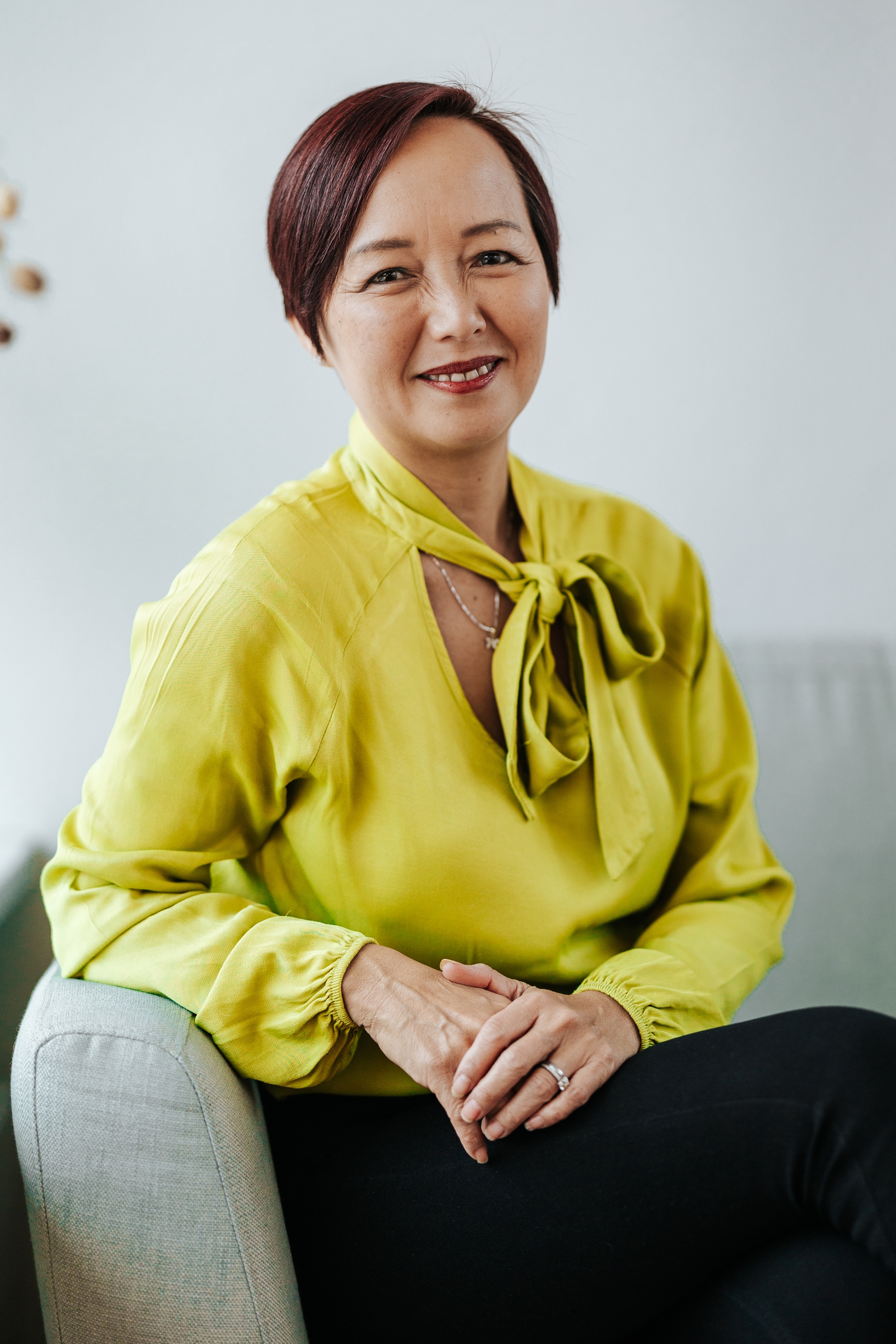 frau-portrait-sofa